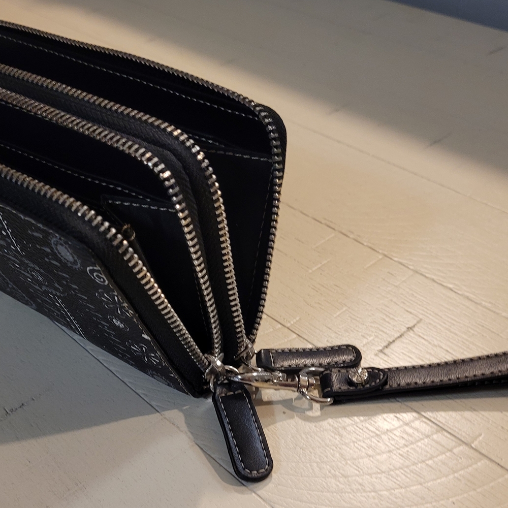 Isaac Mizrahi Black and White Patterned Wallet Wristlet - Picture 8 of 12